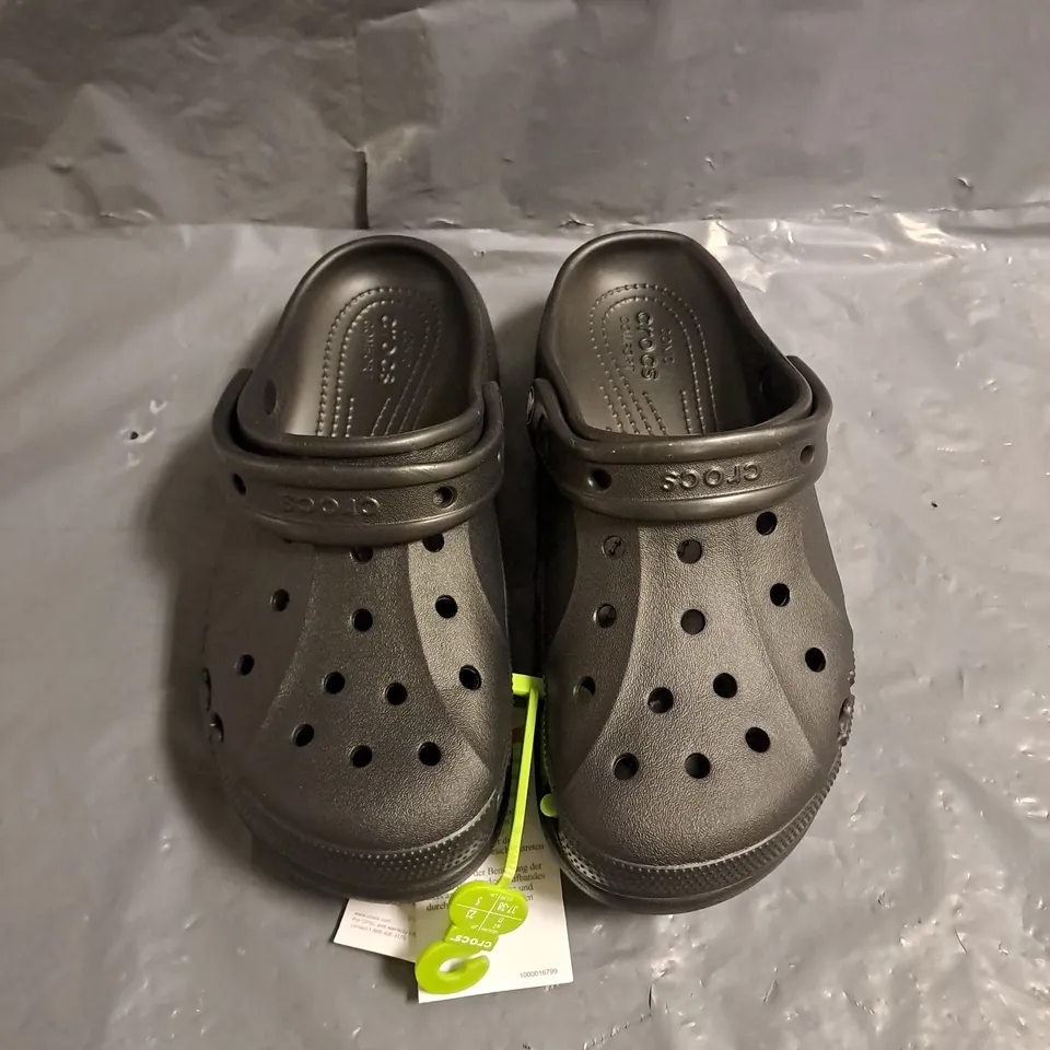 PAIR OF CROCS BAYA PLATFORM CLOGS IN BLACK SIZE 5