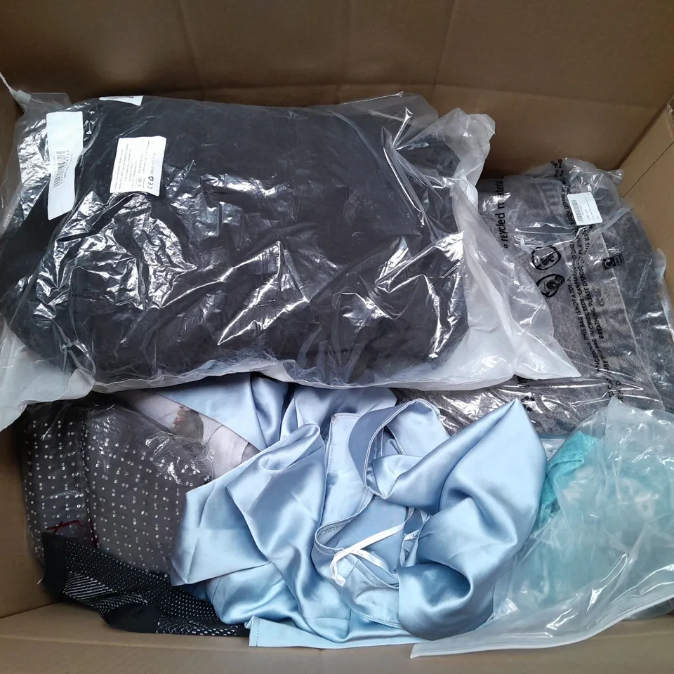 BOX OF APPROXIMATELY 25 ASSORTED CLOTHING ITEMS TO INCLUDE - HAT, SOCKS , JEANS ETC