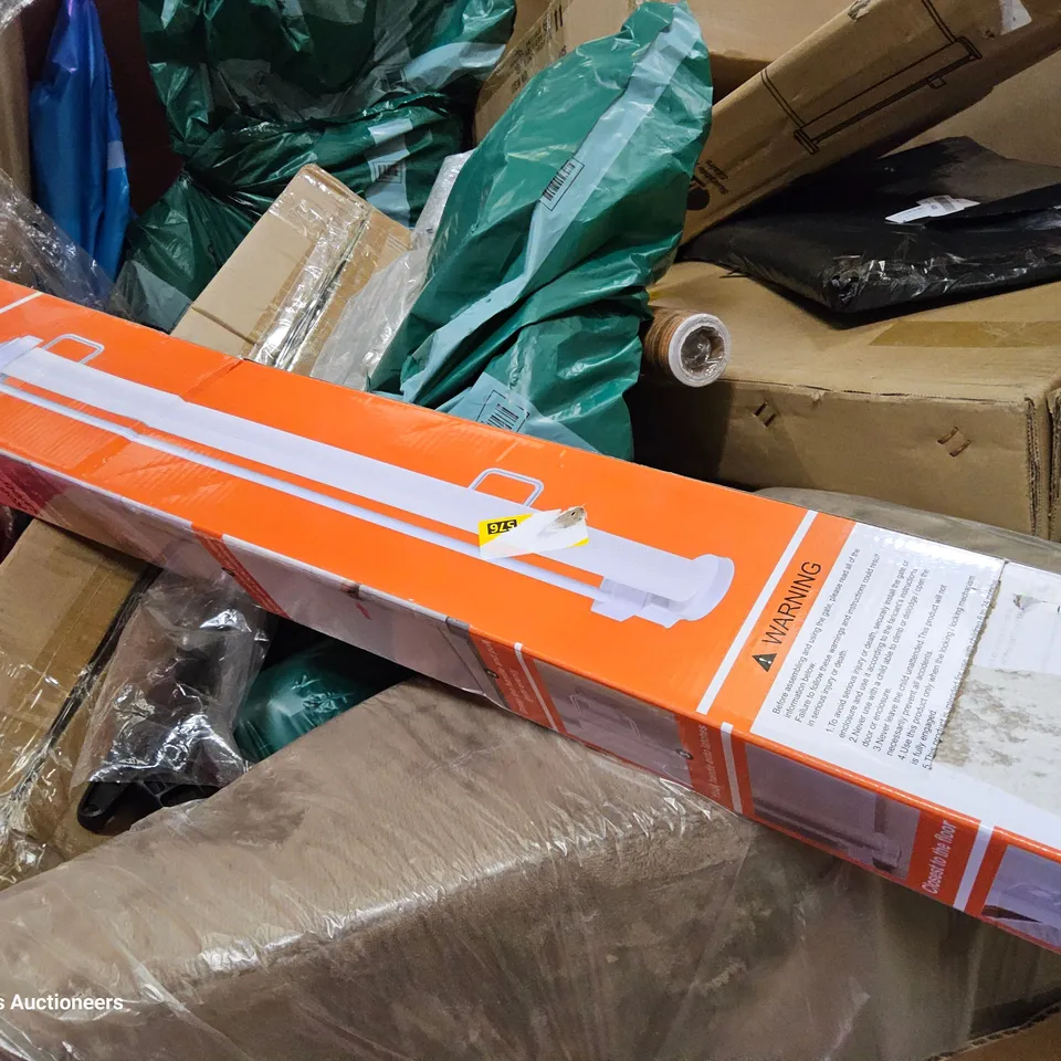 PALLET OF ASSORTED ITEMS TO INCLUDE, RETRACTABLE GATE, CAMERA DANCE MAT, TRAY TABLE, WOK, PET BACKPAC.