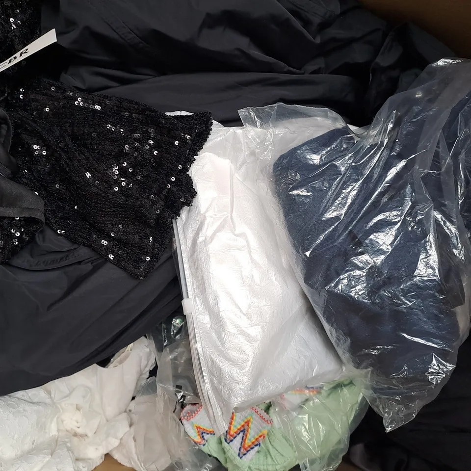 BOX OF APPROXIMATELY 20 ASSORTED CLOTHING AND FASHION ITEMS IN VARIOUS STYLES AND SIZES TO INCLUDE CRIVIT, ZARA, ETC