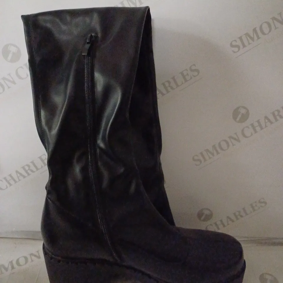 PAIR OF KOI WOMEN'S THE BALANCED UNIFLEX WIDE THIGH HIGH BOOTS SIZE 6