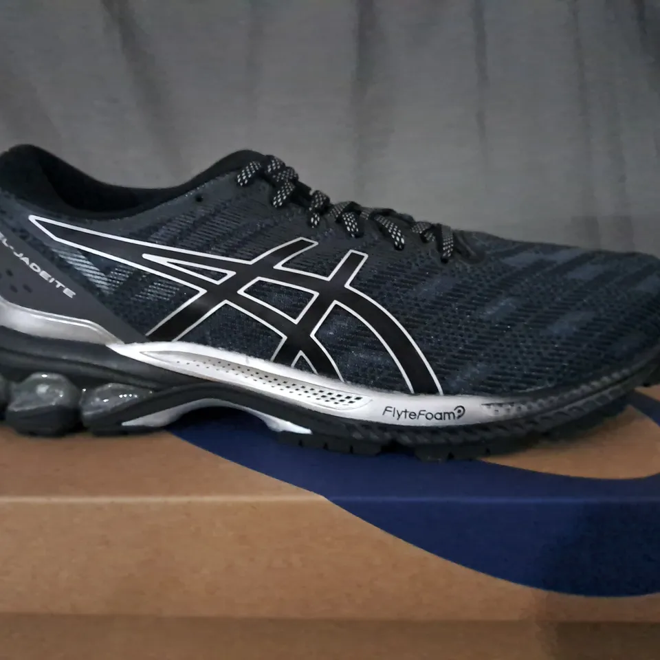 BOXED PAIR OF ASICS GEL JADEITE BLACK/SILVER WOMENS TRAINERS - UK 7 1/2