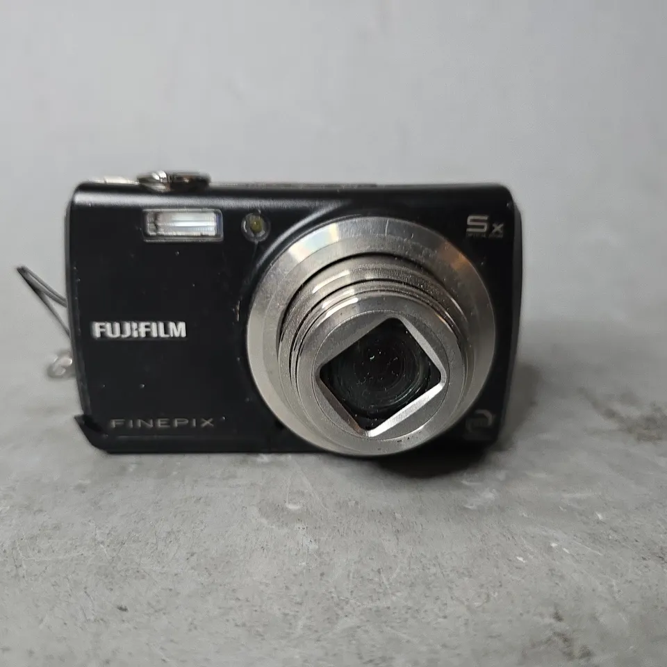 FUJIFILM F100 FINEPIX DIGITAL CAMERA