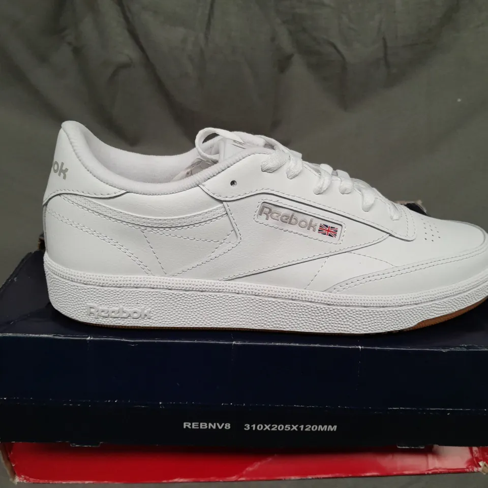 BOXED PAIR OF REEBOK CLUB C 85 TRAINERS SIZE 7 