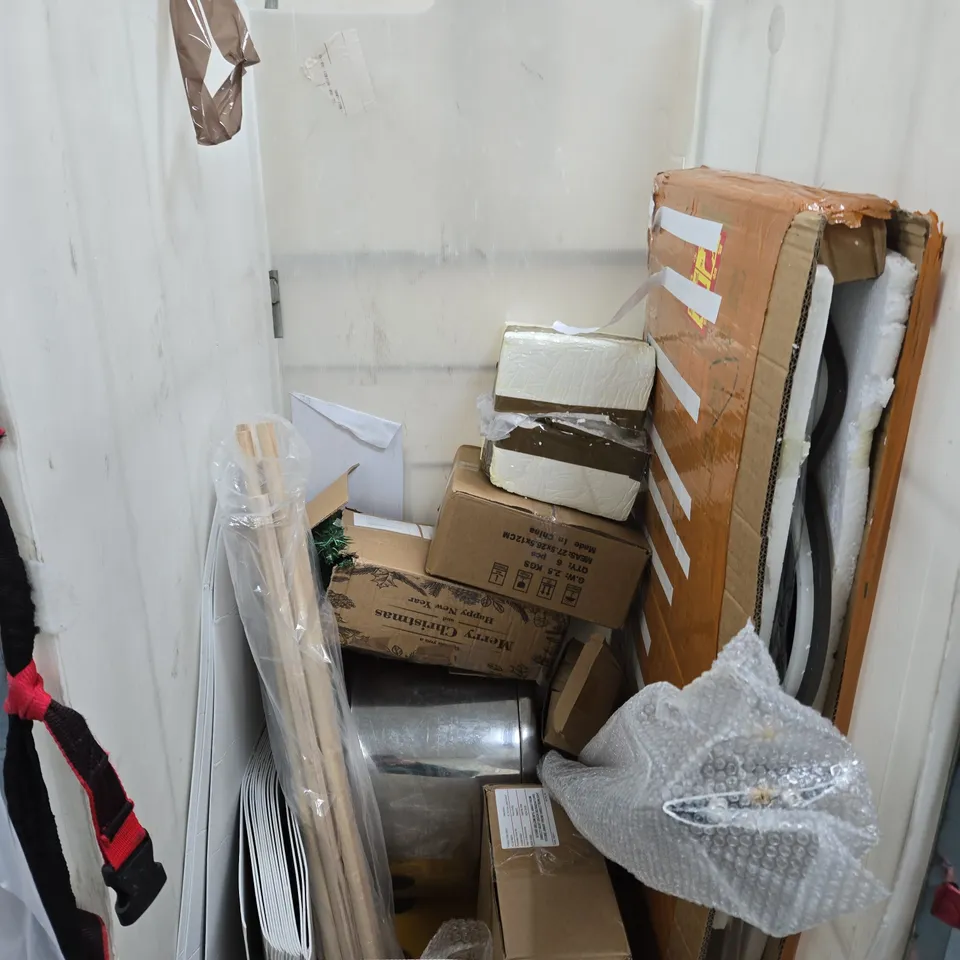 CAGE OF APPROXIMATELY 10 ASSORTED HOUSEHOLD ITEMS TO INCLUDE - VELVET HANGERS - DECORATIVE SMALL BEER KEG - CLEAR PLASTIC STORAGE BOX - COLLECTION ONLY