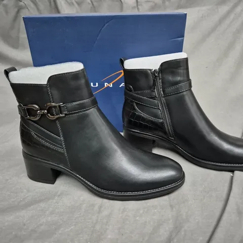 BOXED PAIR OF LUNAR BLACK ZIP UP BOOTS UK 7 