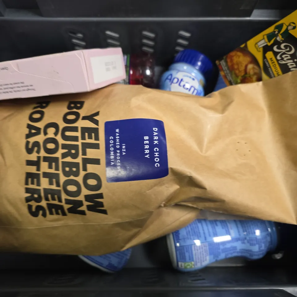 APPROXIMATELY 9 ASSORTED FOOD & DRINK ITEMS TO INCLUDE - WAH PLUM , SIMPLY COOK STRAOGANOFF , ACTIPH IONISED WATER ETC