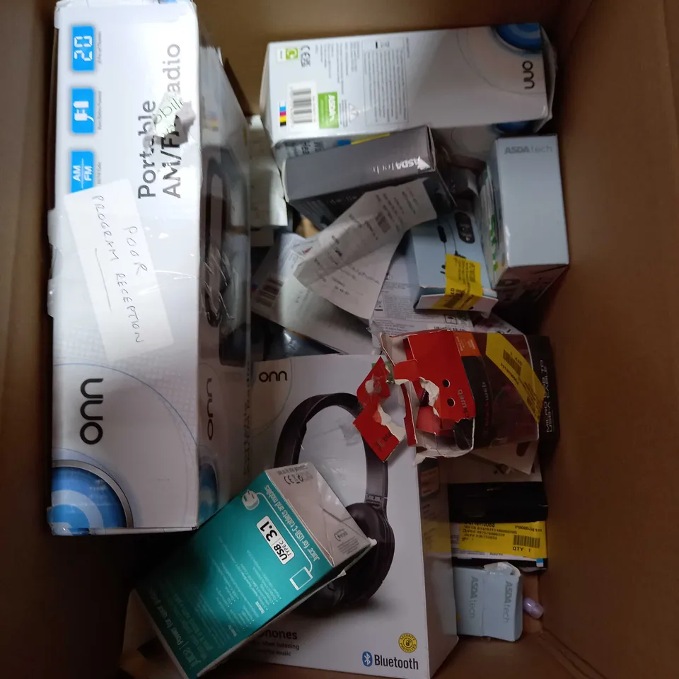 LOT OF APPROXIMATELY 20 ASSORTED ELECTRICAL PRODUCTS TO INCLUDE BLACK WEB , JUICE C , ONN ECT
