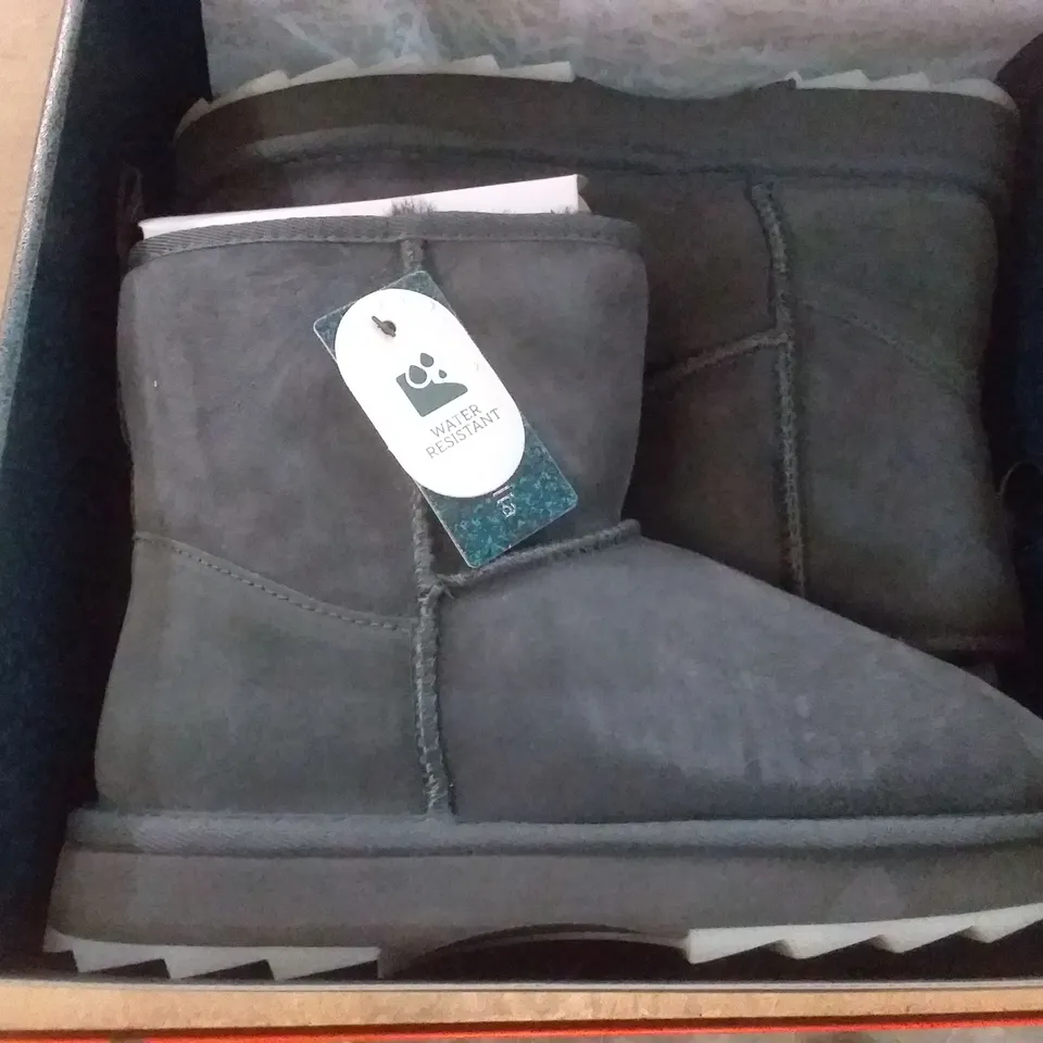 4 EMU AUSTRALIA SHOE BOXES CONTAINING "OXLEY" CORIANDER LEATHER BOOTS - SIZE 6, "OXLEY" BLACK LEATHER BOOTS - SIZE 3, KERIE LEATHER BOOTS CLARET - SIZE 9, SHARKY MINI BOOTS BROWN - SIZE 7