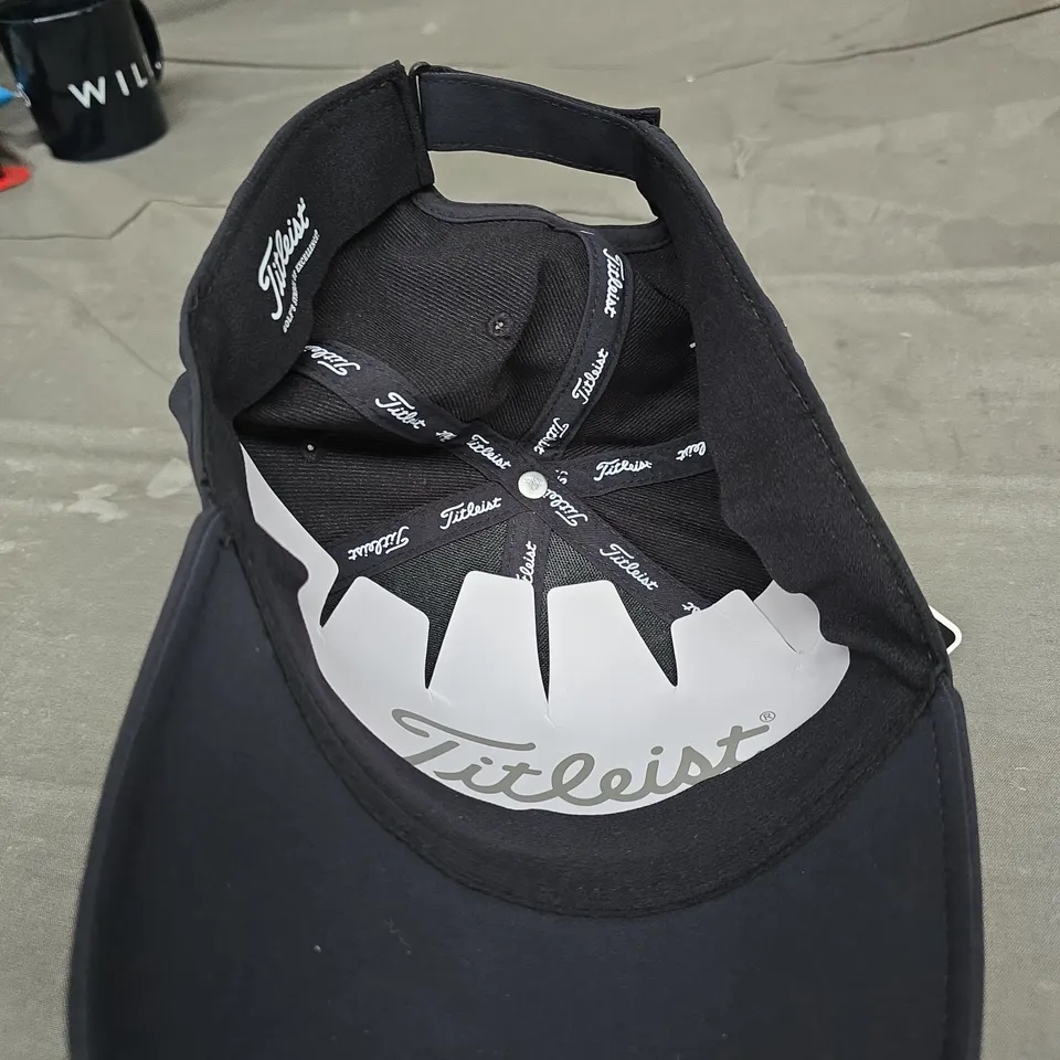 TITLEIST NAVY GOLF CAP WITH MAGNET IN VISOR