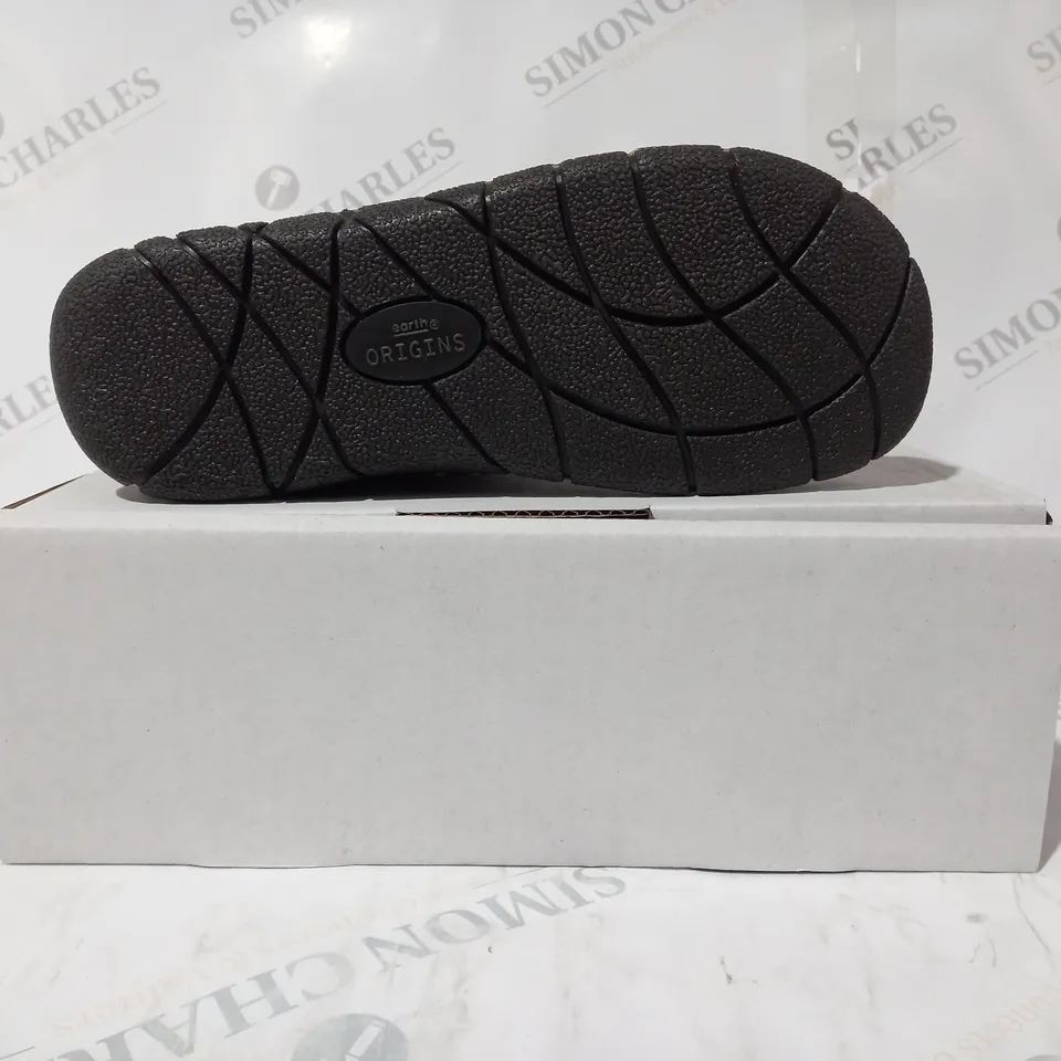 BOXED PAIR OF EARTH ORIGINS EMMALYN SUEDE HOUSE BOOTIE IN CHOCOLATE SIZE 5