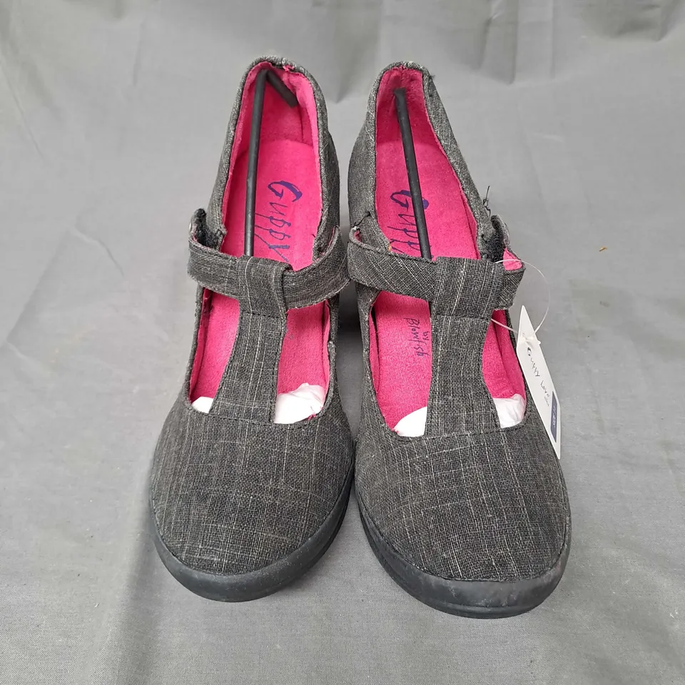 CAGE OF APPROXIMATELY 40 PAIRS OF WEDGE SHOES IN BLACK AND VARIOUS SIZES - COLLECTION ONLY