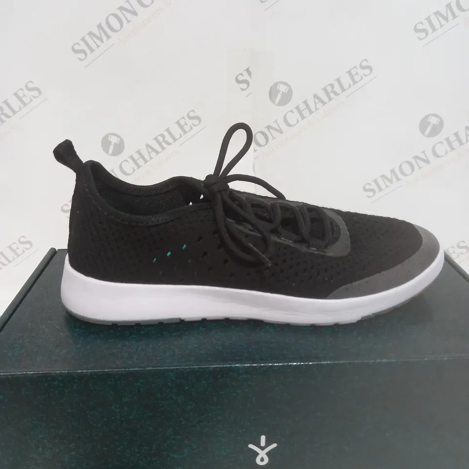 BOXED PAIR OF EMU AUSTRALIA BLACK SLIP ON TRAINER SIZE 6