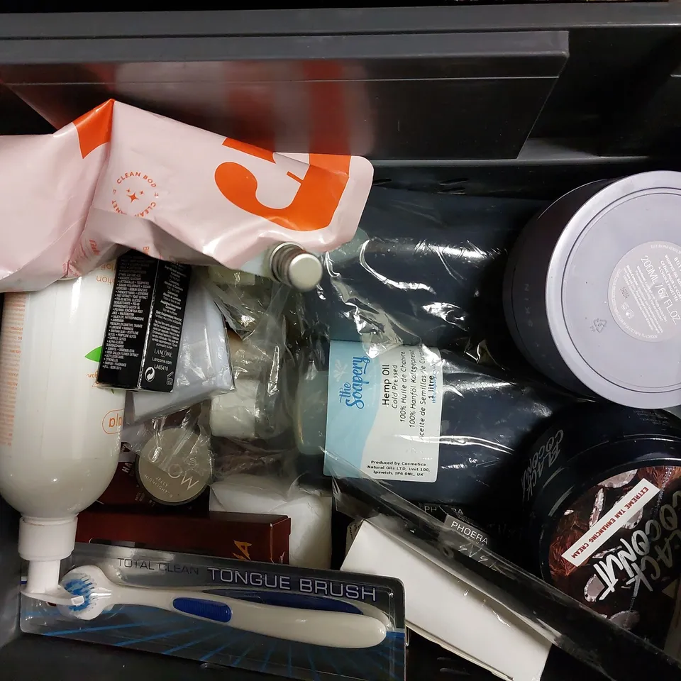 BOX OF APPROX 15 COSMETIC ITEMS TO INCLUDE RADOX FEEL HEAVENLY BATH SOAK, CUSSONS PURE HAND WASH, BALANCE VITAMIN C SERUM