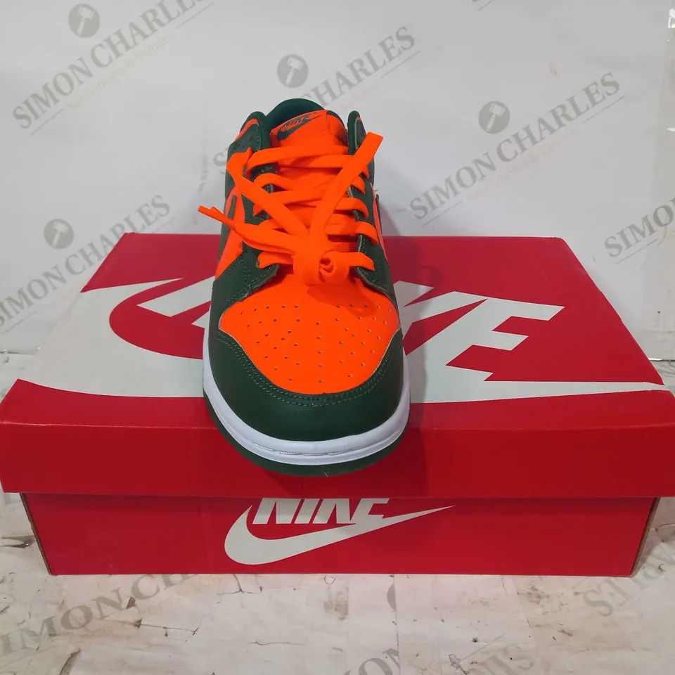 BOXED PAIR OF NIKE DUNK LOW RETRO TRAINERS IN FOREST GREEN/ORANGE UK SIZE 10