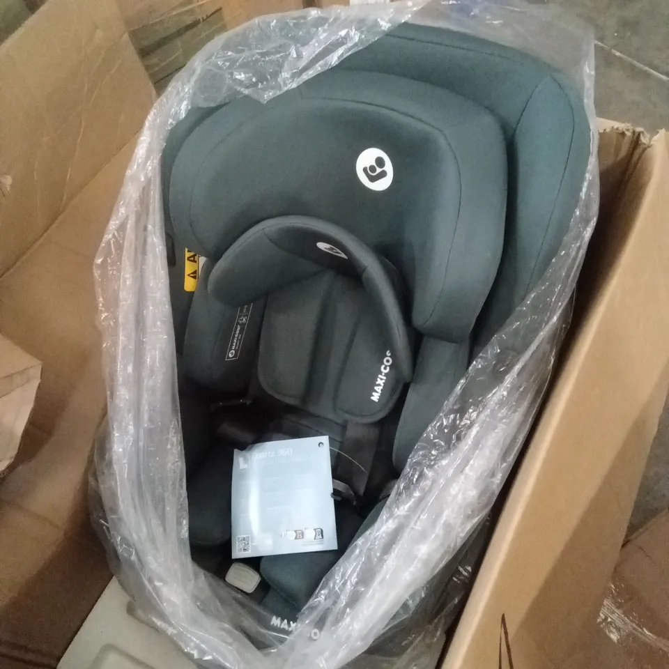 BOXED MAXI-COSI CAR SEAT AND ISOFIX BASE (2 BOXES)