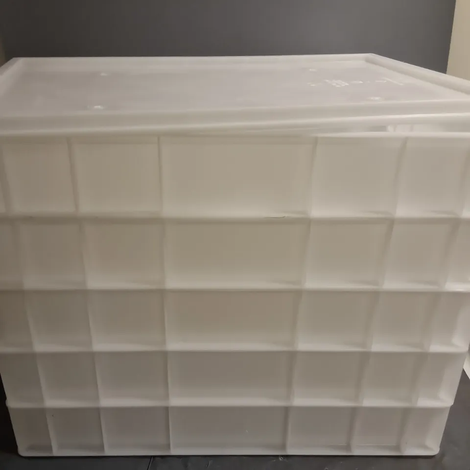 FIVE STACKABLE WHITE TRAYS WITH SINGLE LID