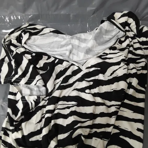 ESSENTIAL PRINTED V NECK T-SHIRT - 18