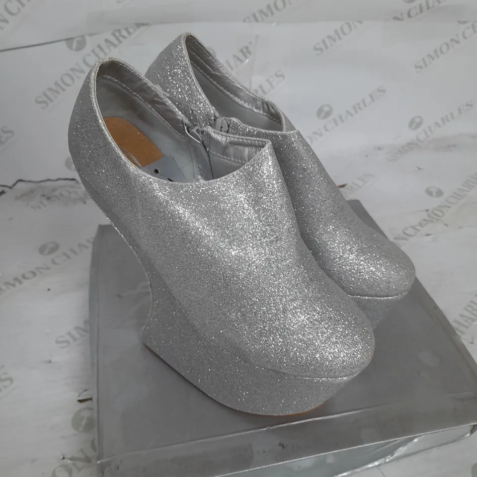 BOXED PAIR OF CASANDRA PLATFORM ANKLE SHOE IN SILVER GLITTER WITH SILVER STUD DETAIL SIZE 6