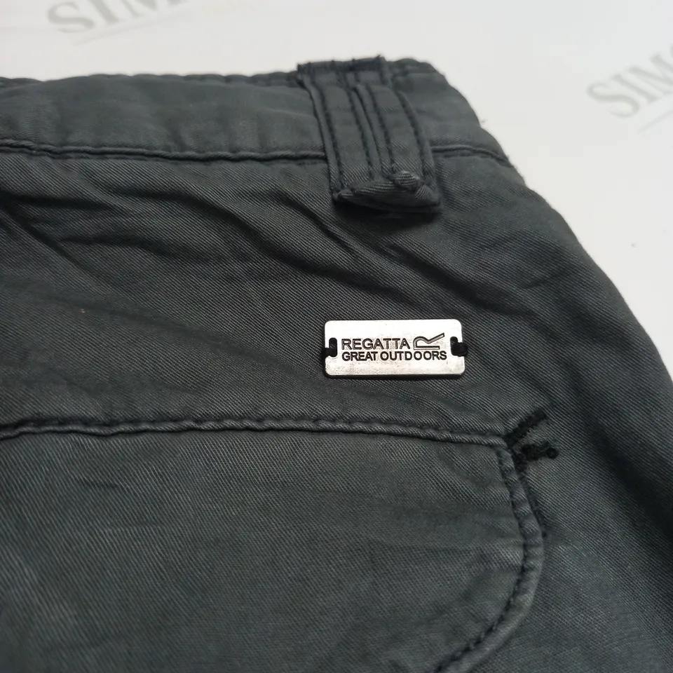 REGATTA OUTDOOR CARGO SHORTS SIZE 32"