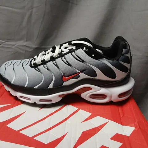 NIKE AIR MAX PLUS TRAINERS – GREY/BLACK, UK 9 (US 10, EU 44)