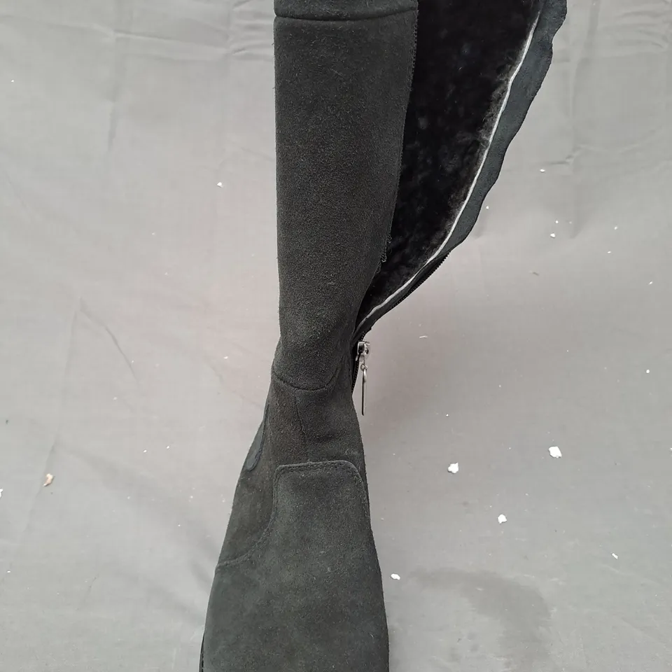 BOXED EMU AUSTRALIA MOONTA KNEE-HIGH BOOTS IN BLACK SIZE 6