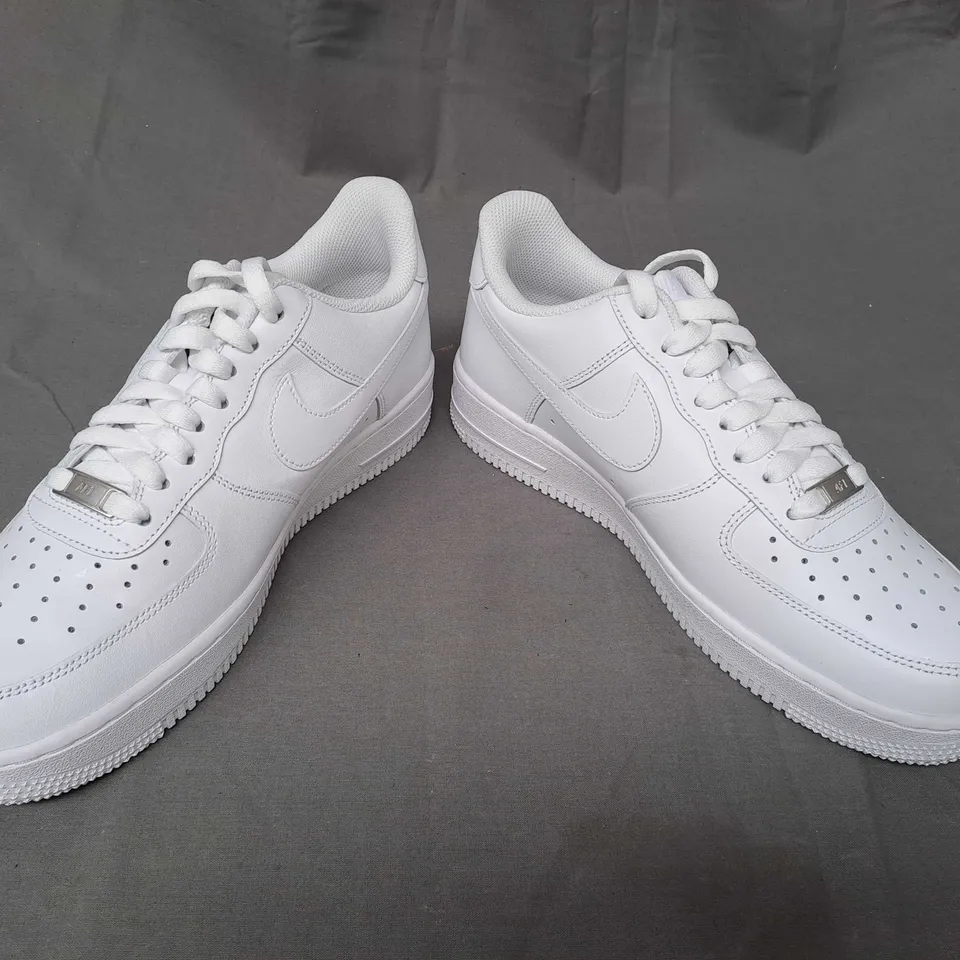 PAIR OF NIKE AIR FORCE 1 SHOES IN WHITE UK SIZE 7.5