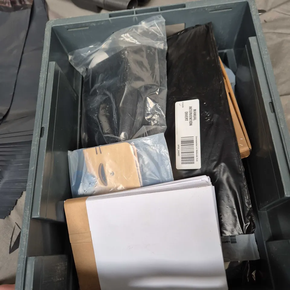 APPROXIMATELY 15 ASSORTED HOUSEHOLD PRODUCTS TO INCLUDE BMW KEYRING, PIPE DREDGING AGENT, WALL REPAIR PASTE ETC