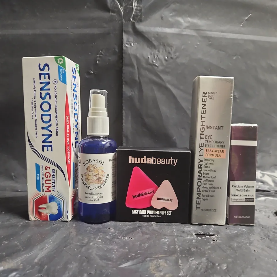 APPROXIMATELY 10 ASSORTED COSMETIC ITEMS TO INCLUDE SENSODYNE, KOBASHI, HUDABEAUTY, ETC - COLLECTION ONLY