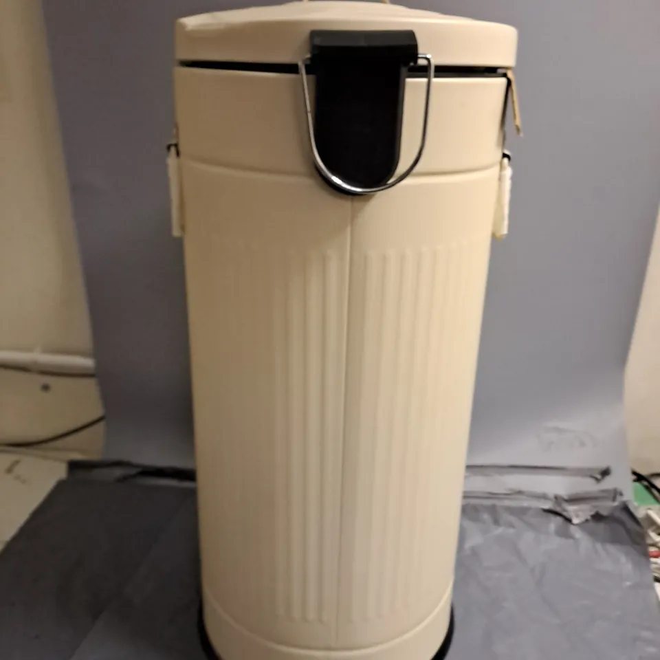 HABITAT 30L VINTAGE STYLE PEDAL BIN IN CREAM