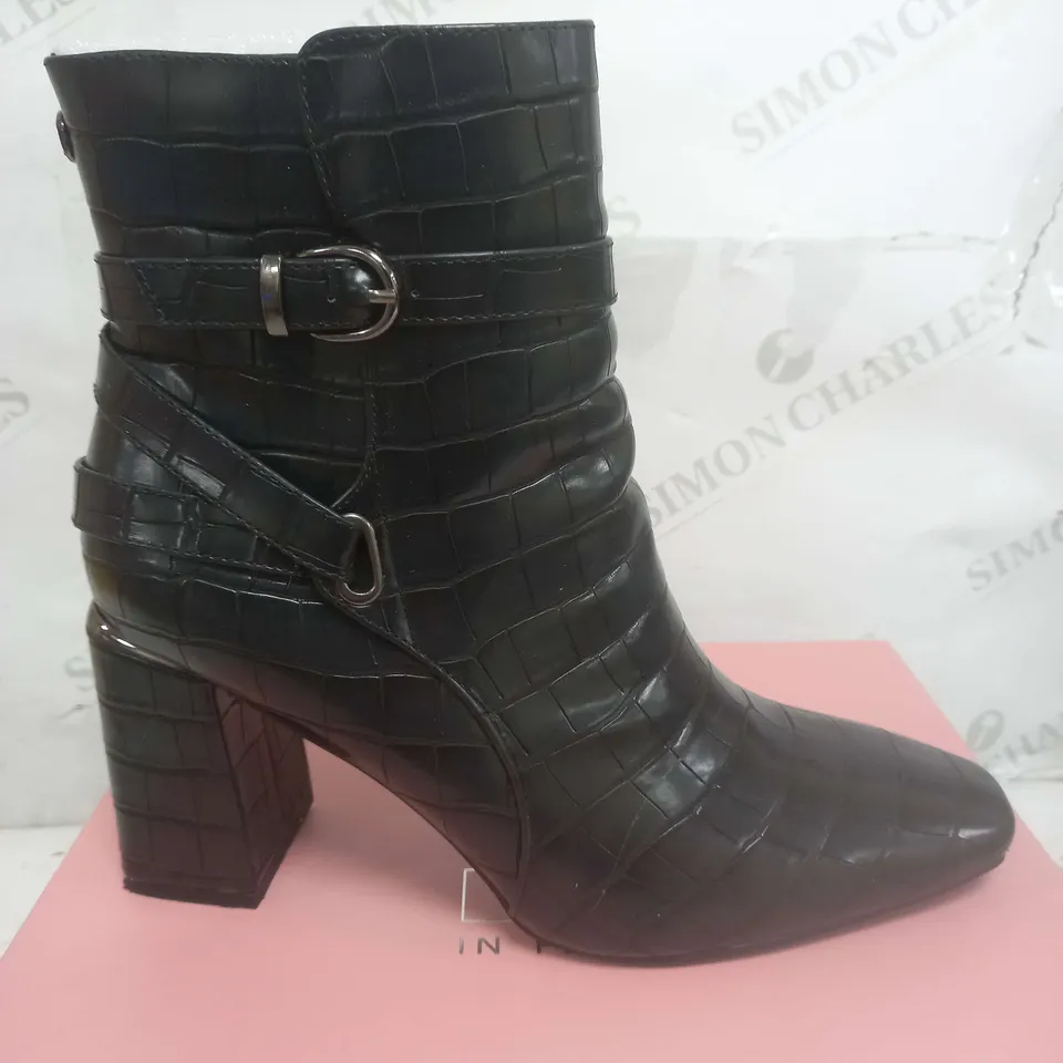 BOXED PAIR OF MODA IN PELLE ZIP BOOTS SIZE 7