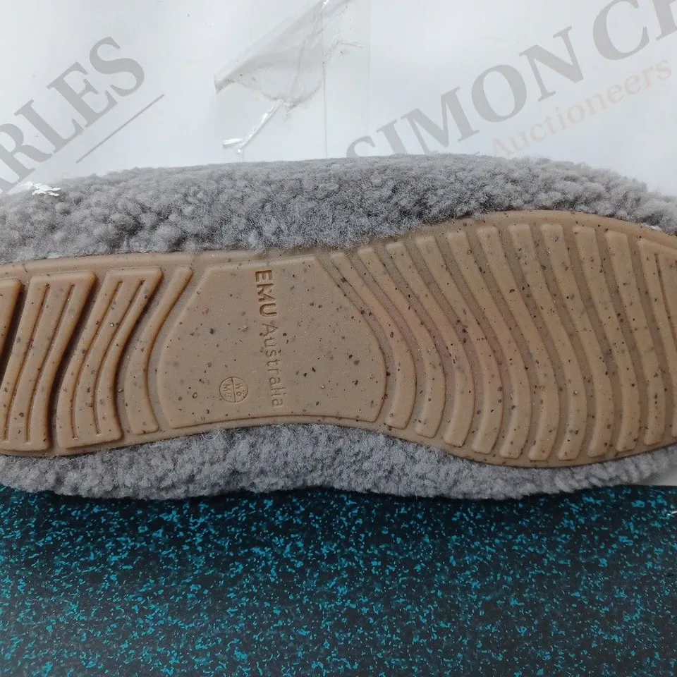 PAIR OF BOXED EMU AUSTRALIA "MIRA" SLIPPERS IN CHARCOAL, UK SIZE 4