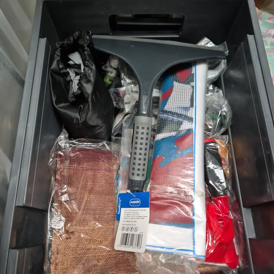 APPROXIMATELY 15 ASSORTED HOUSEHOLD ITEMS TO INCLUDE POOLSIDE CLEANER/DESCALER, BORAX SUBSTITUTE AND EAR FINGER WIPES FOR DOGS