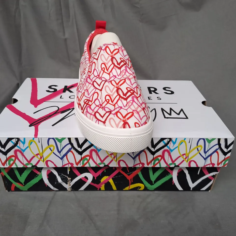 BOXED PAIR OF SKECHERS SLIP-ON SHOES IN WHITE W. RED/PINK HEARTS UK SIZE 7