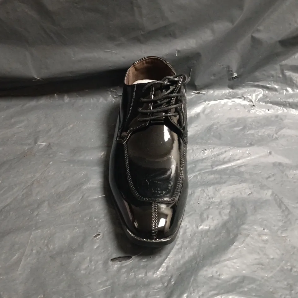 BOXED PAIR OF UNBRANDED LACE UP SHOES IN BLACK SIZE EU 42