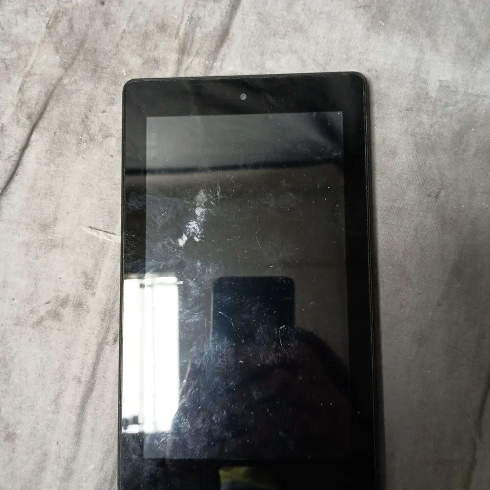 AMAZON FIRE TABLET – BLACK TABLET WITH DAMAGED BACK AND SCRATCHED SCREEN