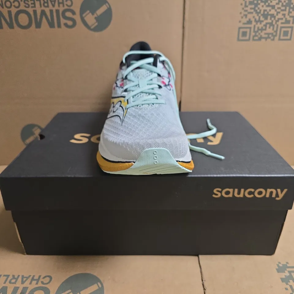 BOXED PAIR OF SAUCONY ENDORPHIN SPEED 5 TRAINERS IN WHITE/FLEUR BLANC SIZE UK 10