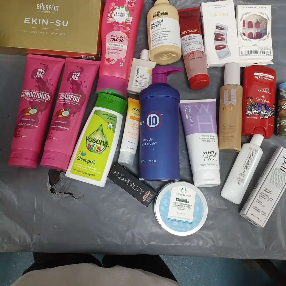 BOX OF APPROXIMATELY 12 ASSORTED COSMETIC ITEMS TO INCLUDE -EKIN-SU COSMETICS -GIVE ME SHAMPOO- HUDA BEAUTY ETC.