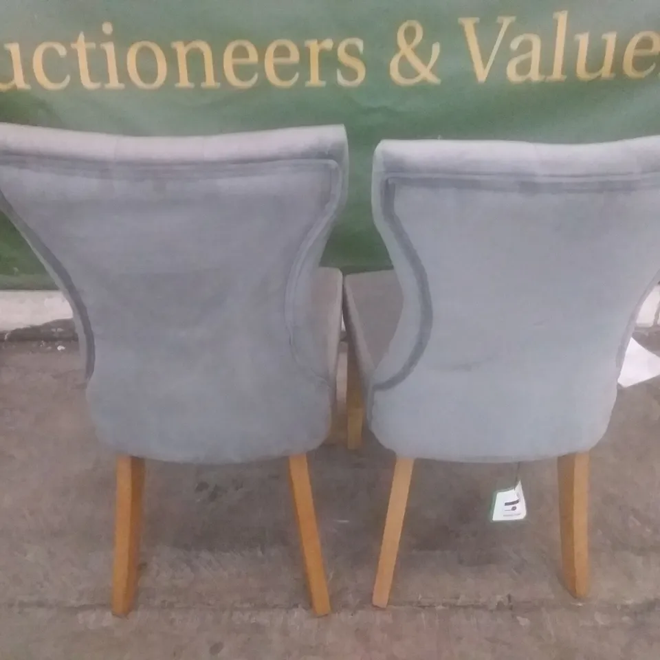 SET OF 2 NEW BEWLEY GREY VELVET BUTTON BACK DINING CHAIRS (OAK LEG)