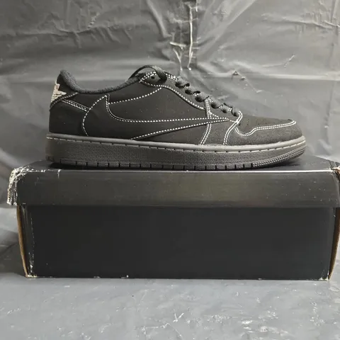 BOXED PAIR OF NIKE AIR JORDAN 1 RETRO LOW SHOES IN BLACK/WHITE SIZE UK 9