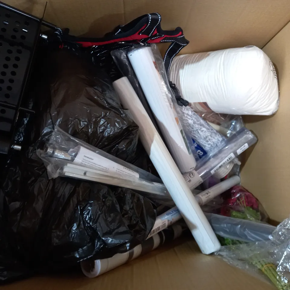 BOX OF ASSORTED HOUSE HOLD ITEMS TO INCLUDE WALLPAPER - HOSE HOLDER - DOG HARNESS / COLLECTION ONLY 