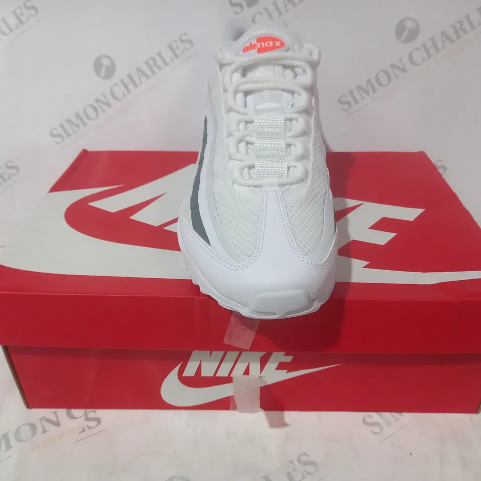 BOXED PAIR OF NIKE AIR MAX 95 ULTRA SHOES IN WHITE/GREY UK SIZE 10