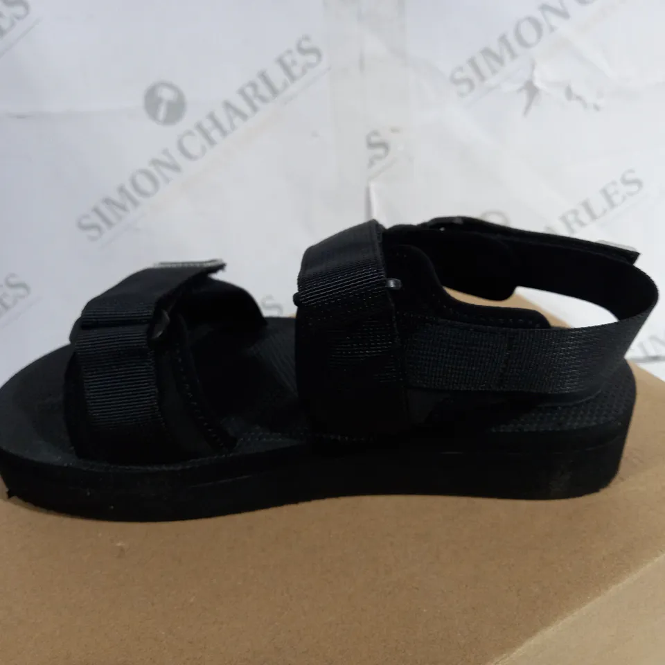 BOXED PAIR OF IETS FRANS... BLACK SANDALS SIZE 5