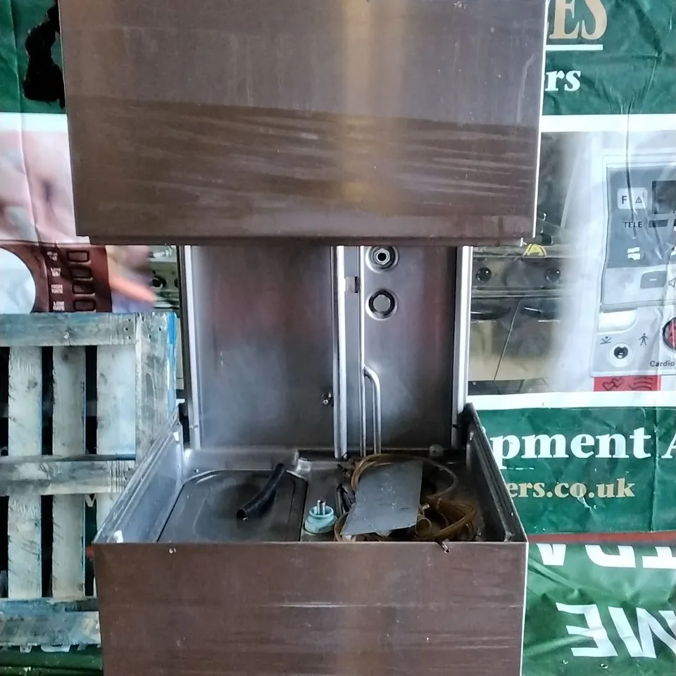 HOBART AM900-10 PASS THRU DISHWASHER