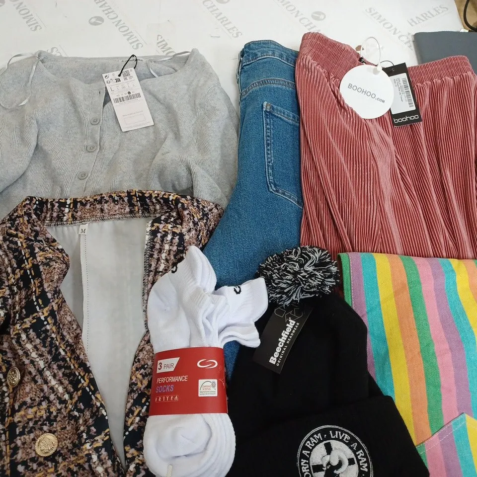 LARGE QUANTITY OF ASSORTED CLOTHING ITEMS TO INCLUDE ASOS, BOOHOO AND STRADIVARIUS