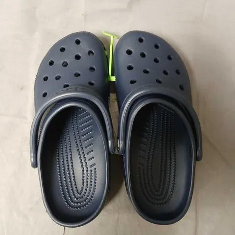CROCS CLASSIC NAVY CLOGS - EU 38-39 (UK MEN'S 5 / WOMEN'S 6) UNISEX SIZING
