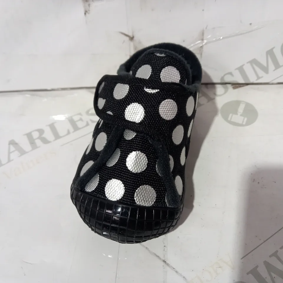 BOXED PAIR OF NIKE WAFFLE 1 PRINT BABY SHOES IN BLACK/WHITE UK SIZE 2.5