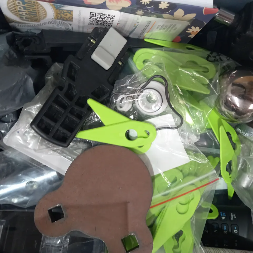 LOT OF APPROXIMATELY 10 ASSORTED HOUSEHOLD ITEMS TO INCLUDE KELSIUS WIRELESS TEMPERATURE SENSOR, SUGRU MOULDABLE GLUE, ETC