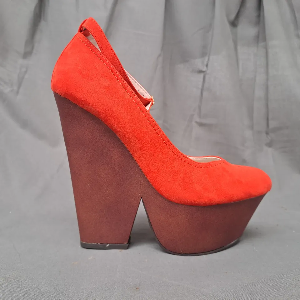 BOX OF APPROXIMATELY 8 PAIRS OF FIORE HIGH WOODEN PLATFORM SHOES IN ORANGE IN VARIOUS SIZES