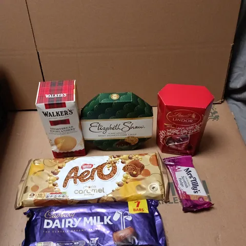 APPROXIMATELY 20 ASSORTED SWEETS AND CHOCOLATE ITEMS TO INCLUDE - AERO CHOCO CARAMEL CHOCOLATE BAR, WALKER'S SHORTBREAD HIGHLANDERS AND MRS TILLY'S SCOTTISH FUDGE